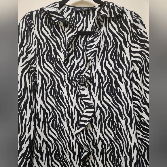 ZARA Size Small Black and White Animal Print Top - Picture 6 of 9